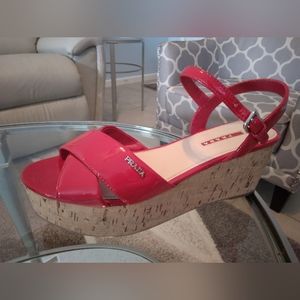 DO NOT BUY. I am looking for this shoe in tan, black, and blue ISO Prada Size 41